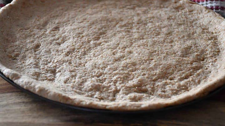 Pâte à pizza de blé entier sans sel de formée et prête à l'emploi.