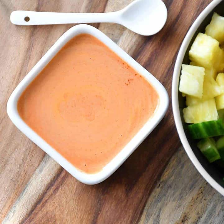 Sauce au paprika pour accompagner le poke bowl végétarien.