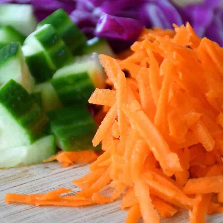 Légumes fraîchement coupés et râpés pour assembler un bol de poke végétarien.