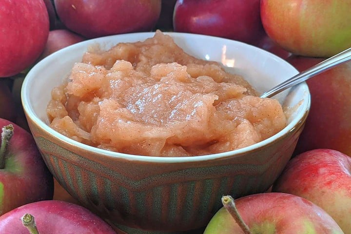 Variation de la compote de pomme non sucrée faites avec du sirop d'érable et un mélange d'épices pour tarte aux pomme.