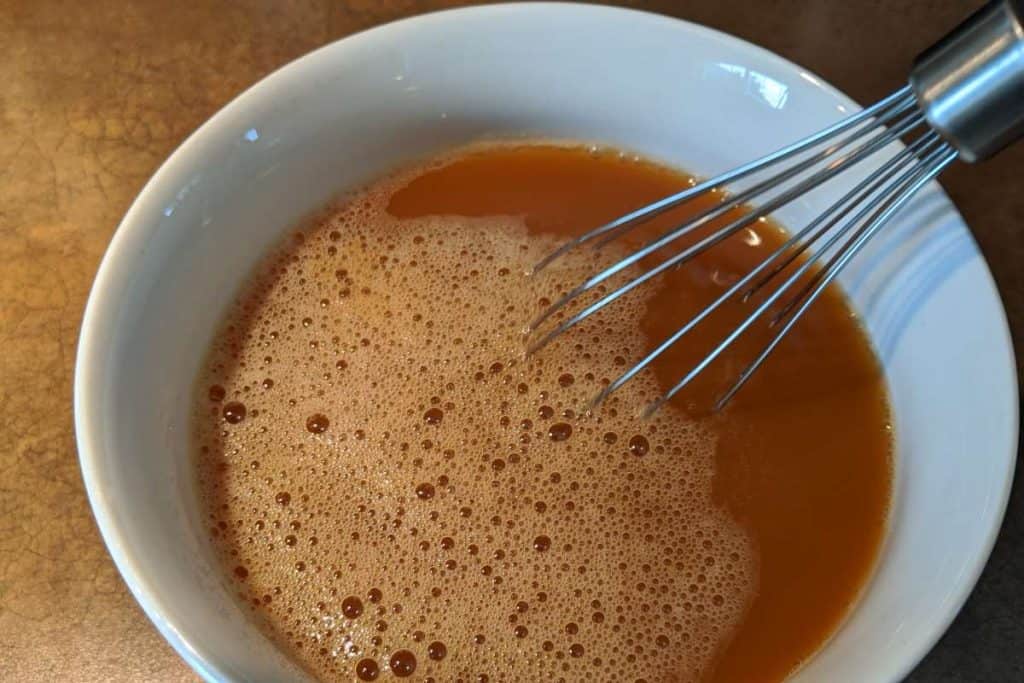 Mixing of hot apple juice with bloomed apple juice.