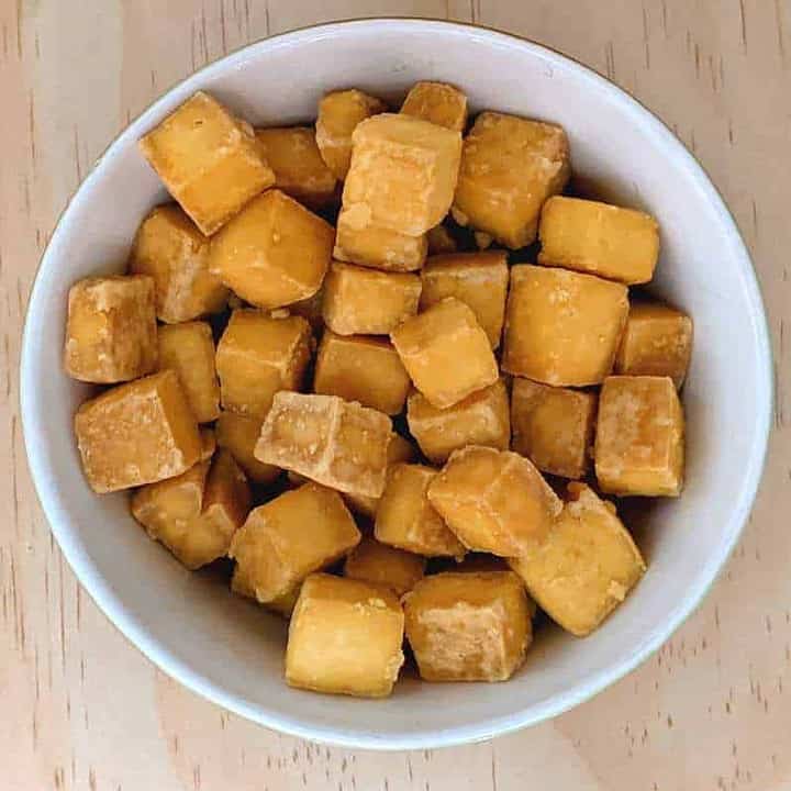 Tofu cuit au four dans un bol en céramique