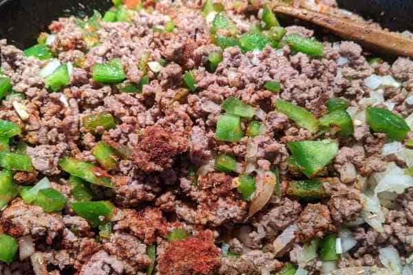 A mix of cooked ground beef, spices and diced green pepper bell with no added salt for burritos and tacos.