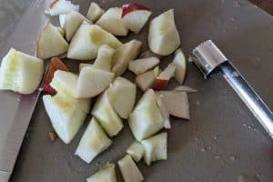 Cutting and seeding apples to make a apple puree healthy for the kidneys.