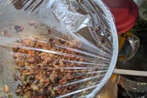 Refrigerating kidney bean tartar to let the flavor infuse the bean paste.