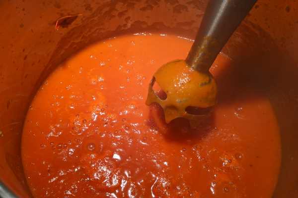 Blending the kidney healthy roasted red pepper soup
