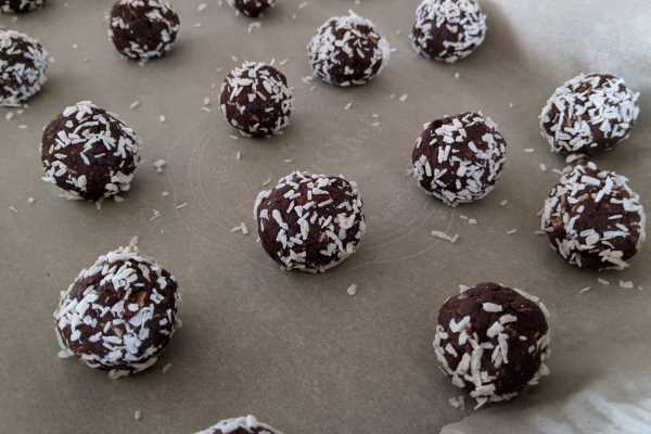 Choco-coco-rum balls cooling on the oven before serving.