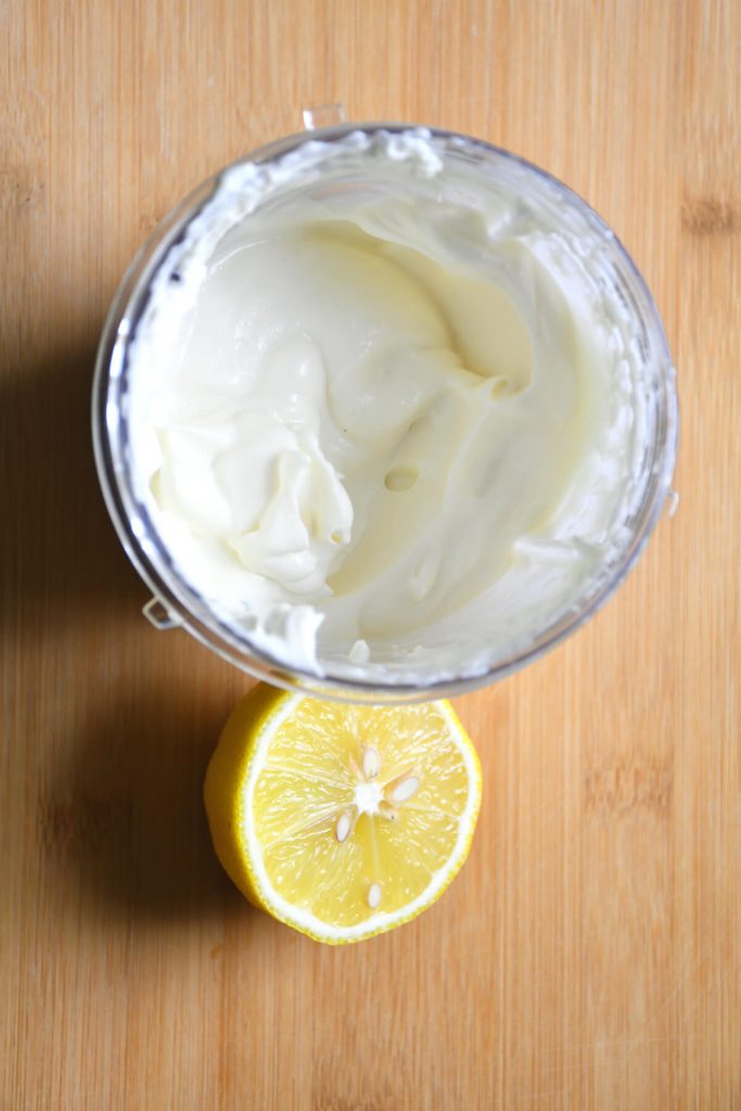 Personnalisation de la mayonnaise végétalienne faible en sodium avec du jus de citron frais pressé.