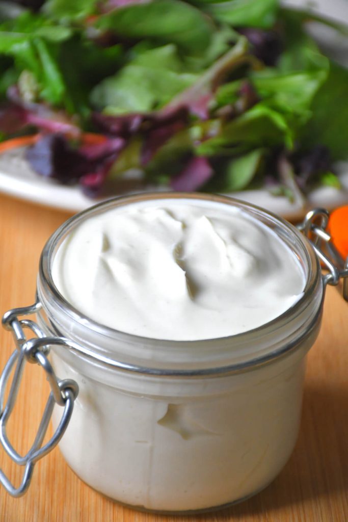 Présentation de la délicieuse mayonnaise végétalienne santé pour les reins avec salade mixte.