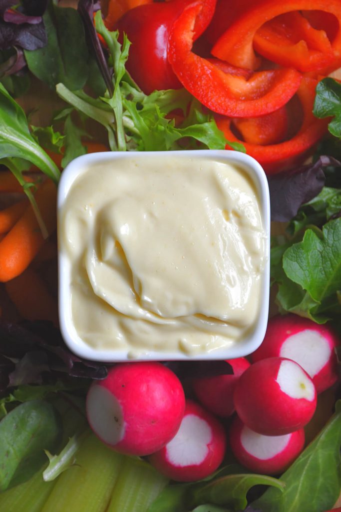 Recette de mayon faible en sodium présentée avec beaucoup de légumes sains.