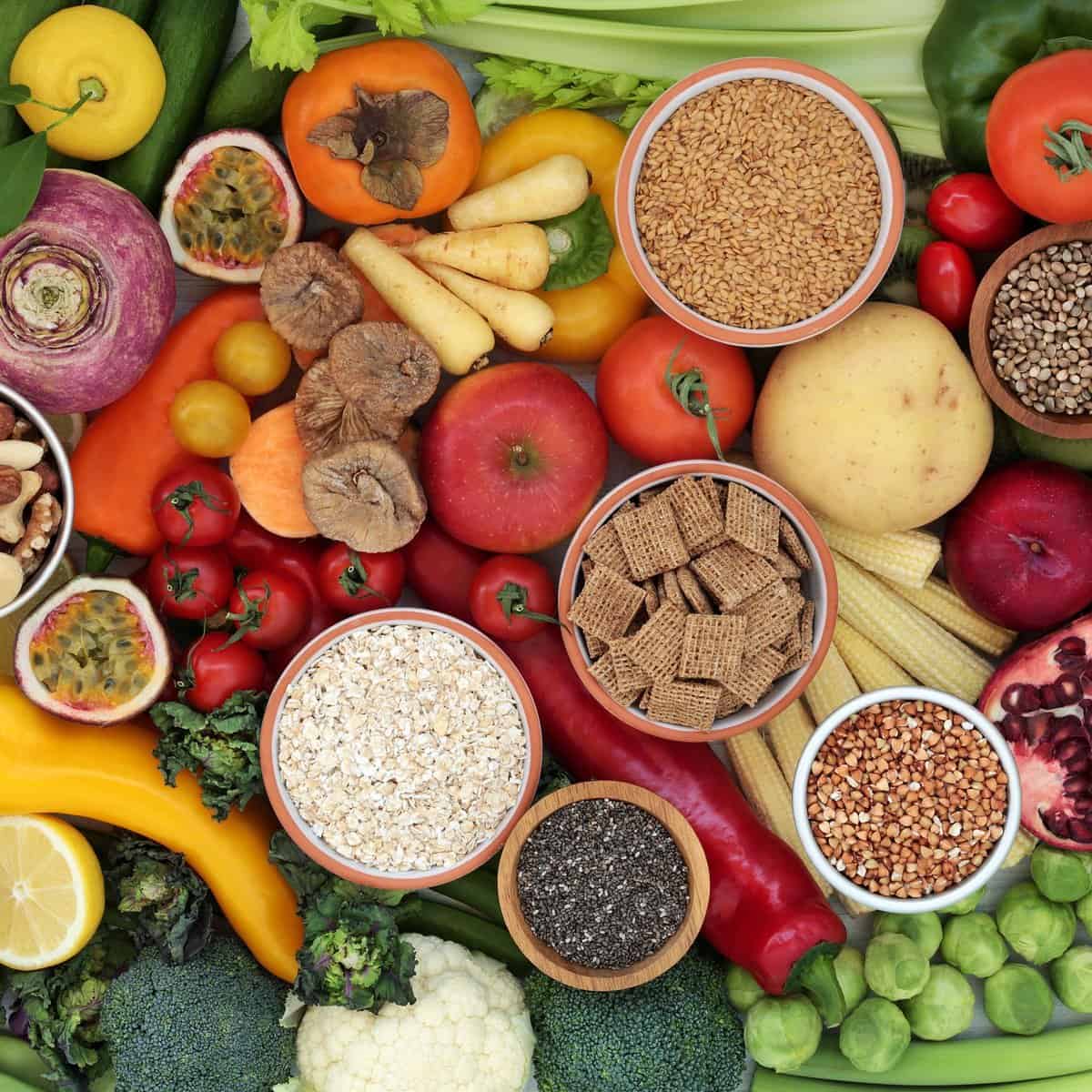 Beaucoup de légumes, de fruits, de protéines végétales et de sources de fibres pour une alimentation rénale colorée.