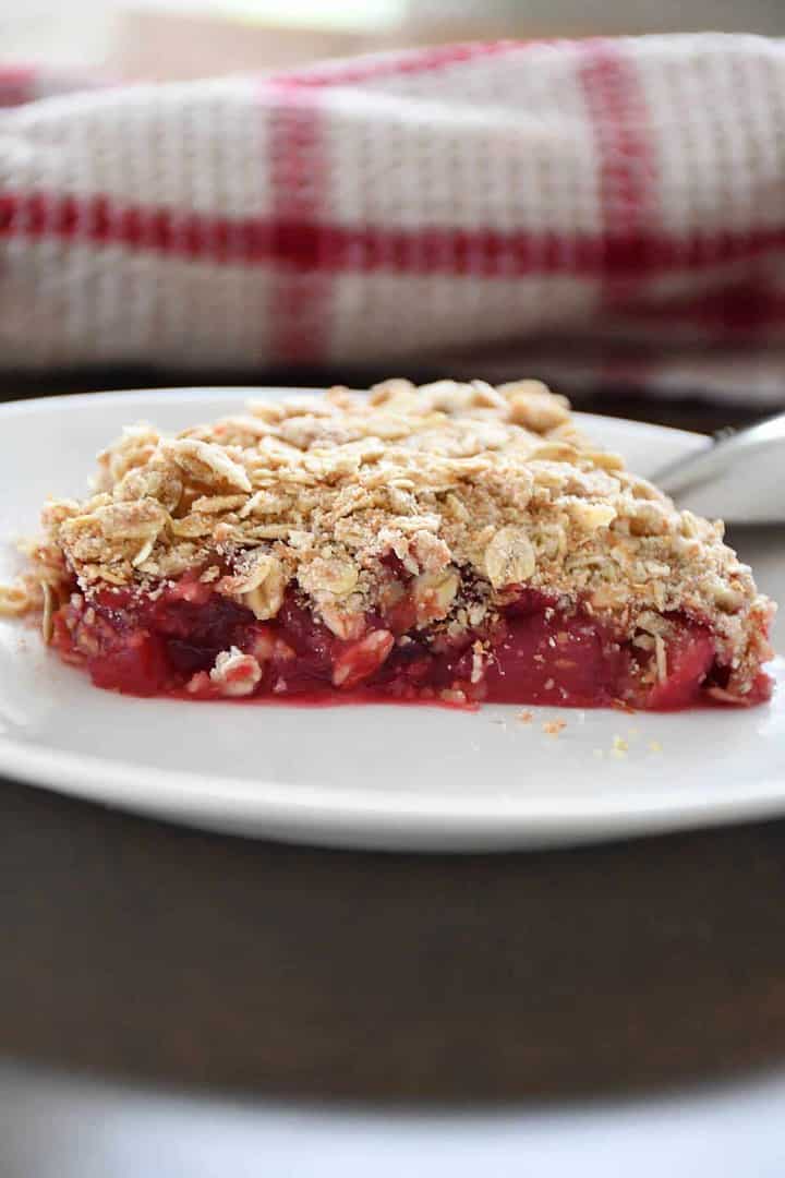A close up on a freshly baked apple and cranberry crumble serving.