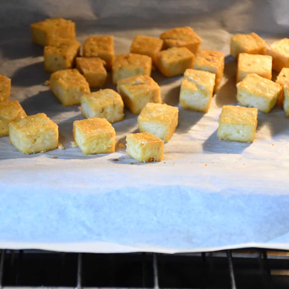 Des cubes de tofu dans le four.