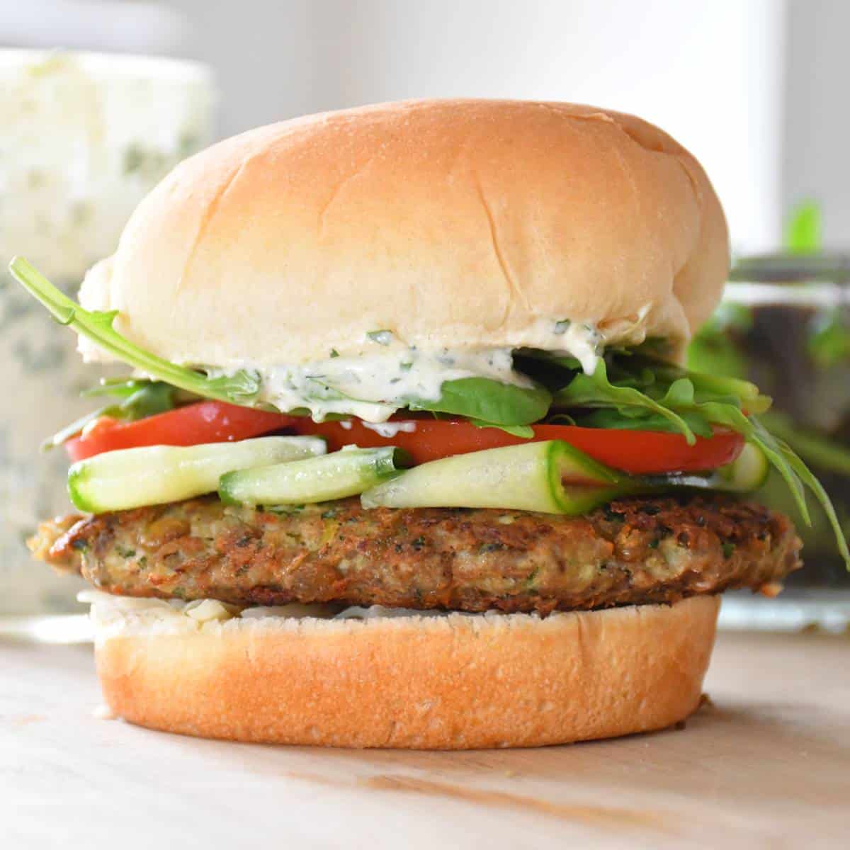 Burger de porc à faible teneur en sodium et à la coriandre qui utilise des lentilles et des ingrédients frais.