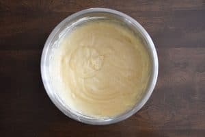 Mélanger le mélange humide et sec dans un bol à mélanger en acier inoxydable pour faire une savoureuse pâte à muffins au citron et aux framboises.