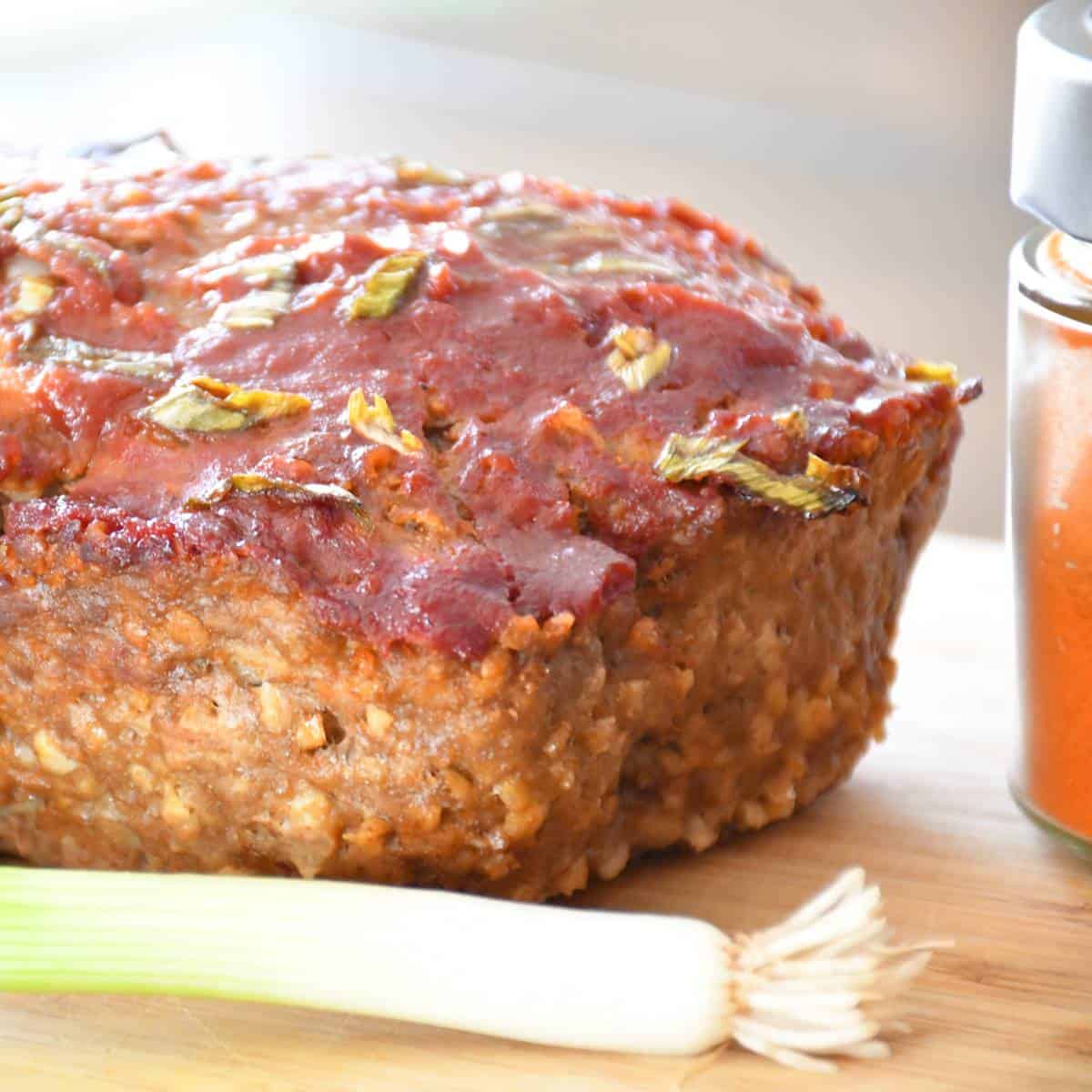 Un pain de viande faible en sodium personnalisé avec de la sauce barbecue, du paprika et des oignons verts.