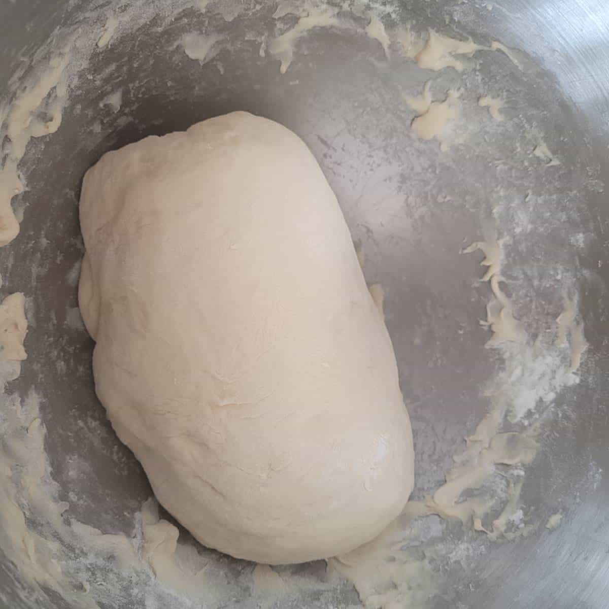 A soft, elastic and non-sticky dough to make a white bread without salt.