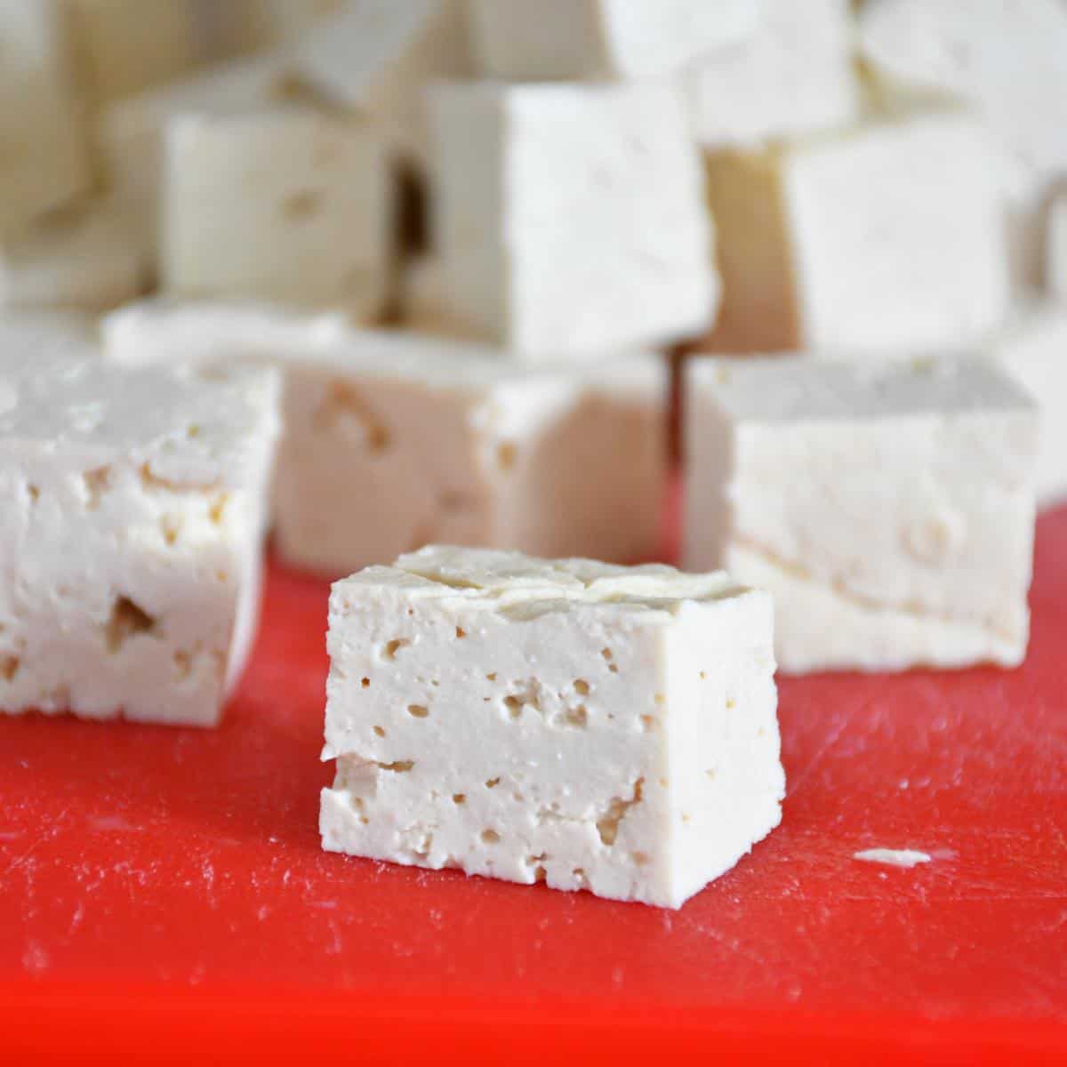 Tofu extra-ferme ordinaire coupé en dés pour faire du tofu cuit au four.