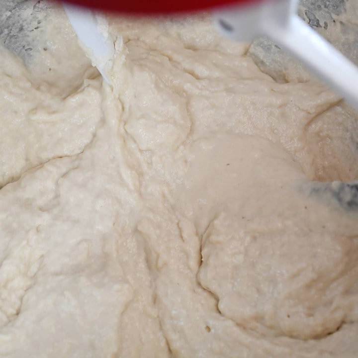 Mix all the ingredients of the white bread without salt until you get a dough.