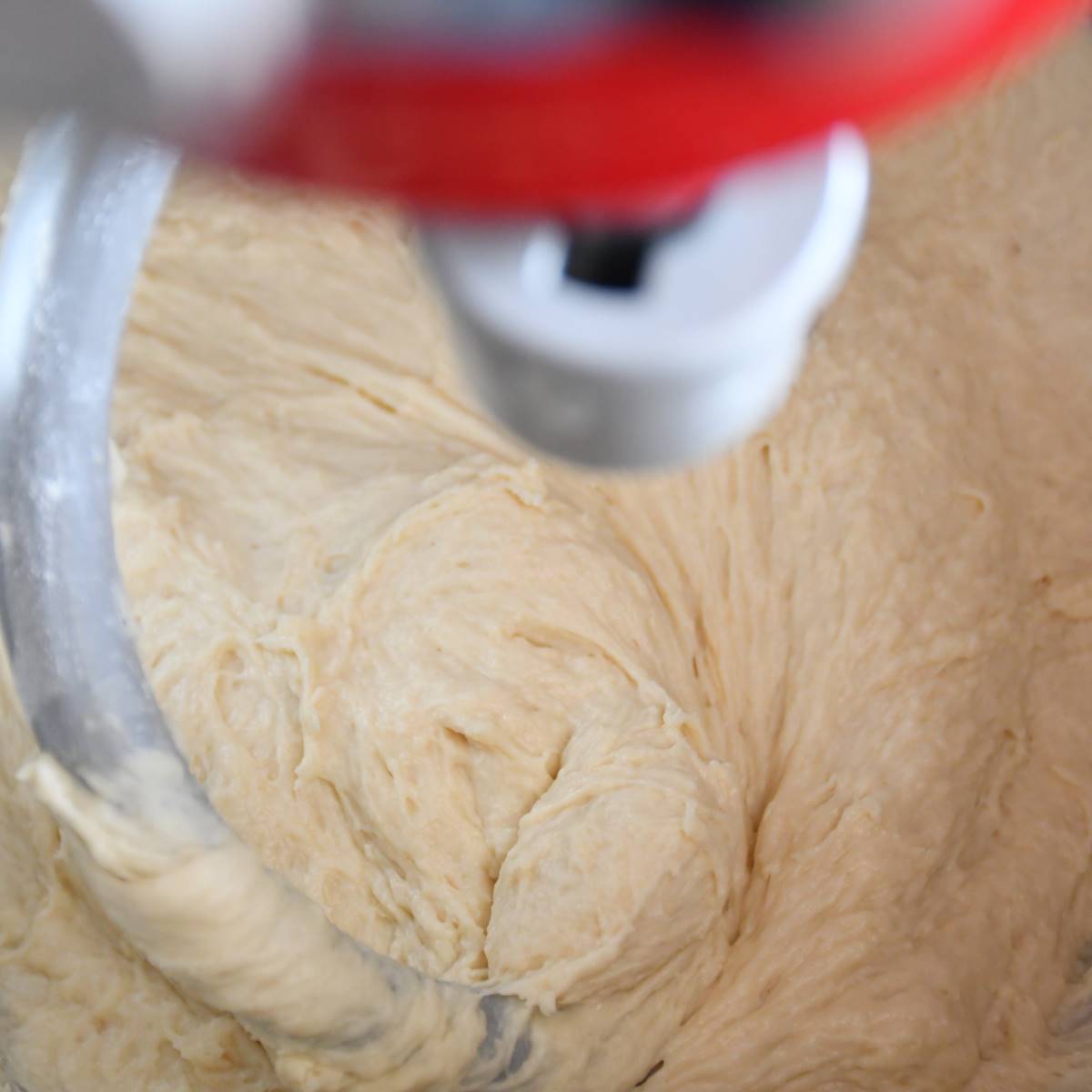 Mixer equipped with a dough hook to knead the dough.